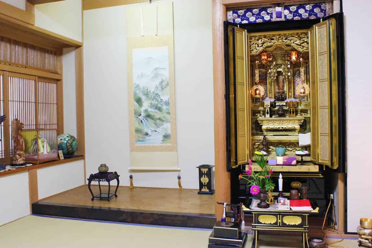 仏壇の最適な向きは？置き方と配置のポイントをご紹介 | イキカタ